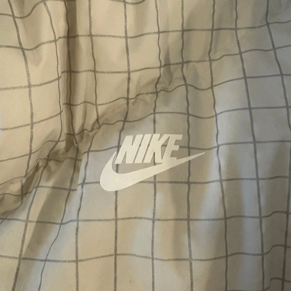 Nike Men’s Grid Pattern Puffer Jacket - Picture 3 of 4
